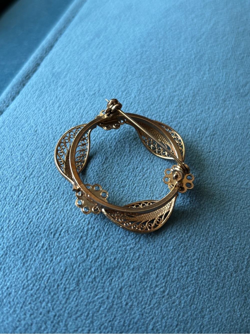 Vintage mid-century gold tone filigree brooch with three opal-like stones - Picture 6 of 8